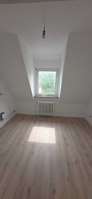Attraktive und vollständig renovierte 2-Raum-DG-Wohnung in Kreuztal
