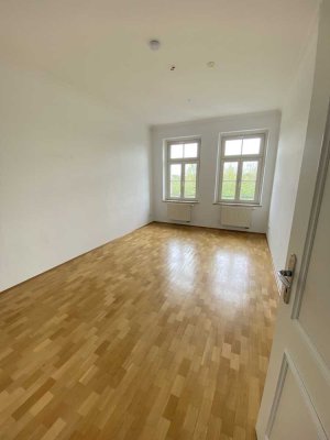 **LICHTDURCHFLUTETE 2-RWG**TAGESLICHTBAD MIT WANNE & BALKON**WE 09***