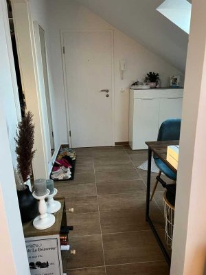 Exklusive Dachgeschosswohnung – hochwertig saniert mit Einbauküche und Klimaanlage