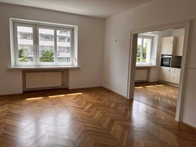 Charmante 4-Raum-Wohnung mit Wintergarten-Balkon und Einbauküche in München Haidhausen