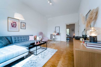 Wohnen mit Charakter – Stilvolle Altbauwohnung mit Balkon und urbaner Lebensqualität