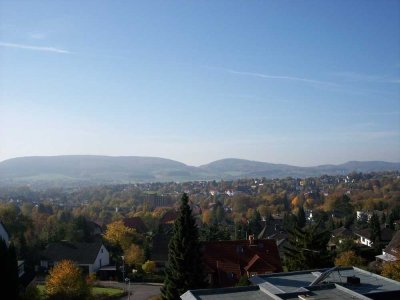 Sanierte 3 Zimmer Wohnung, EBK und Balkon mit traumhaftem Blick auf das Weser Bergland