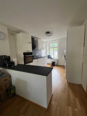 Pracht Immobilien- Großzügige 2,5 Zimmerwohnung in historischem Haus