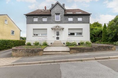 Teilmodernisiertes Dreifamilienhaus mit zusätzlichem Bungalow und Garagenhof