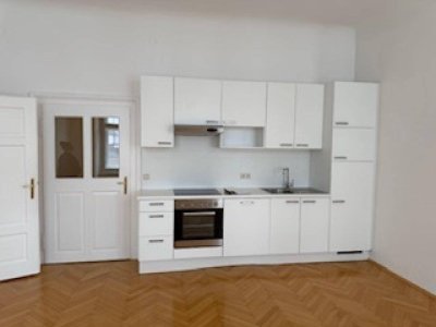 Gemütliche, lichtdurchflutete 2-Zimmer-Wohnung: Schlafzimmer, Kochen/Essen/Wohnen, Balkonbereich auf Allgemeinfläche und Hofmitbenützung