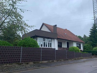 wunderschönes attraktives Wohnhaus ruhig gelegen mit  großem Grundstück in Homburg-Erbach