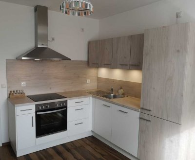 Helle 2-Zimmer-Wohnung mit Balkon und EBK in Schierling