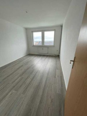 geräumige 3-Raum-Wohnung mit Wannenbad und Fenster, Keller und PKW-Stellplatz mgl.