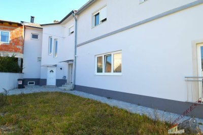 Sanierte 3- Zimmerwohnung mit Garten und Parkplatz
