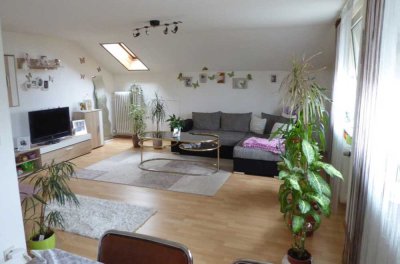 Helle und geräumige 2-Zimmer-Dachgeschosswohnung mit viel Stauraum und Einbauküche