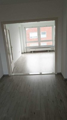Erstbezug nach Sanierung mit Balkon: Stilvolle 4-Raum-Wohnung in Emden