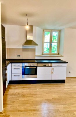 Stilvolle, vollständig renovierte 2,5-Zimmer-EG-Wohnung mit eigenem Garten in Regensburg, Wutzlhofen