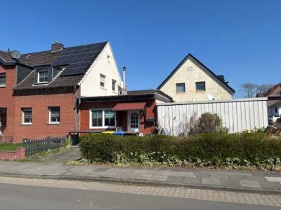 Altbau-Einfamilienhaus mit Erweitungsbau und 3 Garagen