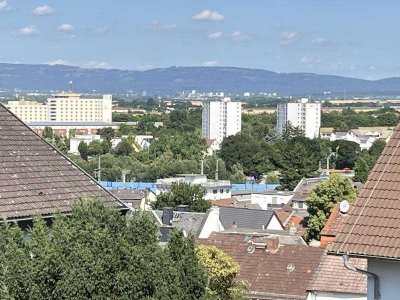 Neuwertige 2 1/2 Zimmer-Dachgeschoss mit traumhaftem Ausblick