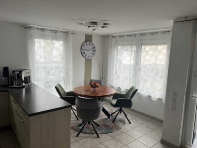 Geschmackvolle, gepflegte 3-Zimmer-EG-Wohnung mit gehobener Innenausstattung und EBK in Weinstadt