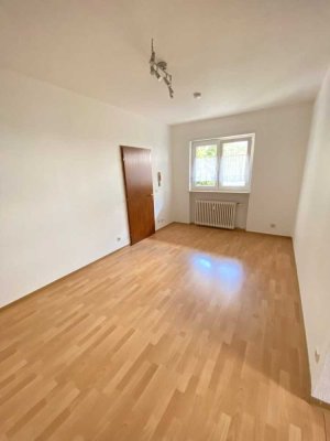 Renovierte 2-ZKB Single Wohnung mit EBK und Terrasse