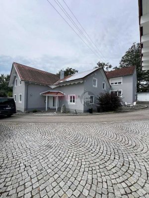 Idyllisches Anwesen: Großes Grundstück mit Zwei Häusern und weitläufigen Gärten in Ruhiger Lage.