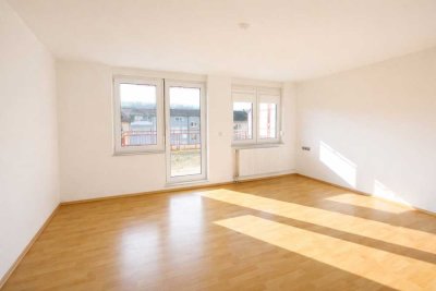 Helle und neu sanierte 3- Zimmer Whg. mit großer Dachterrasse und Stellplatz in zentraler Lage