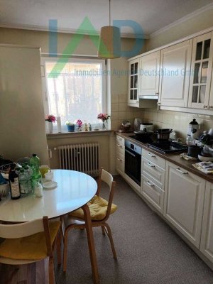 Entdecken Sie eine charmante 3-Zimmer-Wohnung, die zentral gelegen und gleichzeitig von Ruhe umgeben