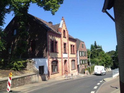 Renovierte Altbauwohnung mit Balkon zu vermieten!