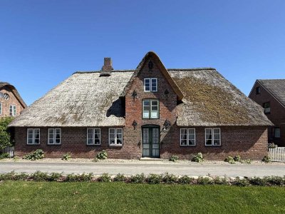 Historisches Friesenhaus in denkmalgeschützer Umgebung