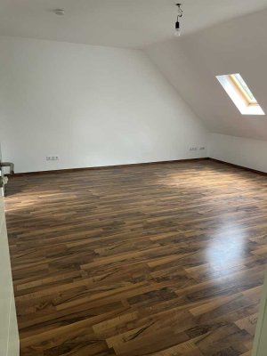 Helle, frisch renovierte 2-Zimmer-Dachgeschosswohnung im begehrten Essen-Heisingen
