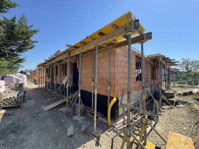 NOCH 2 HÄUSER VERFÜGBAR! ERSTKLASSIGES ZIEGELHAUS MIT KELLER! 5 ZIMMER, DACHTERRASSE, 105 m² GARTEN. BEIM LANDSCHAFTSSCHUTZGEBIET DONAUSTADT. PROVISIONSFREI für den Käufer.