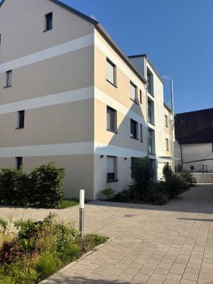 Neuwertige 4-Raum-Wohnung mit geh. Innenausstattung und Balkon
