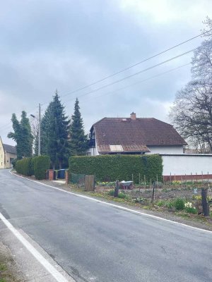 Freistehendes kleines zwei Familienhaus mit großen Garten