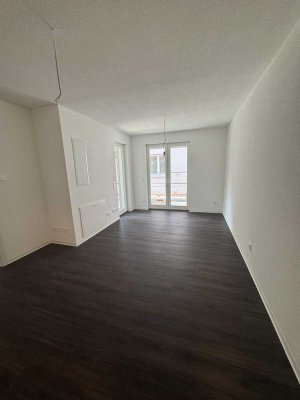 Erstbezug am Main: Moderne 2-Zimmer-Wohnung mit Balkon