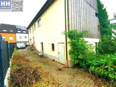 Handwerker: Bauplatz mit Haus und Scheune