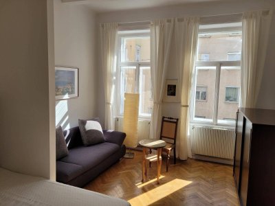 WOHNEN AUF ZEIT: Vollmöbilierte Altbauwohnung mit Aufzug