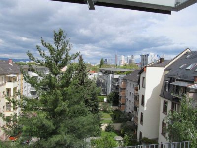 Hochwertiges, großzügiges 2 Zimmer Dachstudio in zentraler Lage in Niederrad
