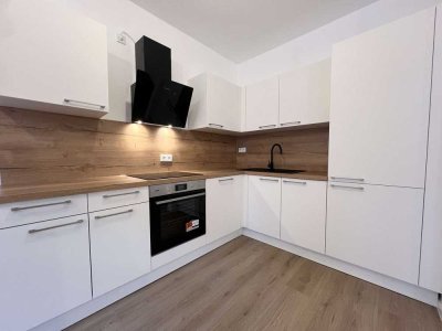 Neu! Komplettrenovierung, neue Einbauküche und Badezimmer! Aufzug I Parkplatz mögl.