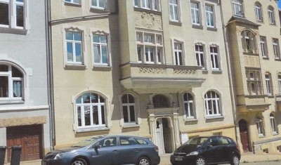 Sanierte Wohnung mit drei Zimmern sowie Balkon und EBK in Auerbach/Vogtl.