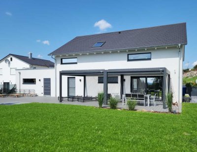 Ersparen Sie sich den Baustress! Neuwertiges modernes Zweifamilienhaus im Neubaugebiet in Waldthurn