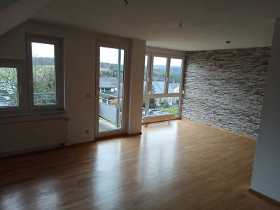 Gepflegte Dachgeschosswohnung mit drei Zimmern sowie Balkon und EBK in Calw-Stammheim