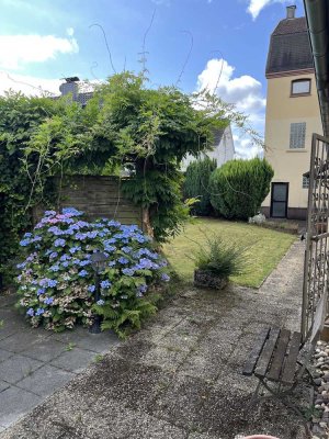 Großzügige, neu renovierte 4-5 Zimmer Wohnung mit Terrasse, Garten & Carport in Solingen Ohligs.