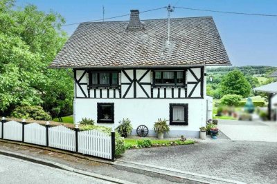 Solides Einfamilienhaus mit traumhaftem Weitblick inklusive!