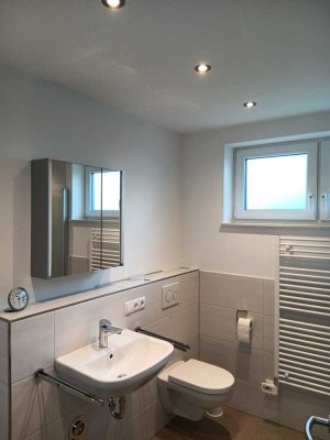 von PRIVAT: helle Wohnung, Erdgeschoss, 3 ZKB auf 80 qm mit Terrasse und Garage