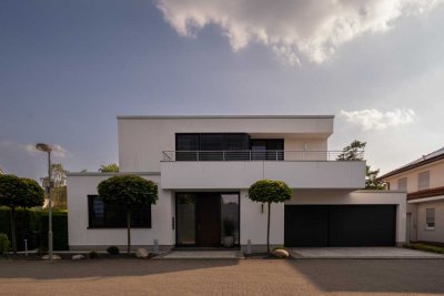 Aussergewöhnliche Bauhausvilla mit Außenpool und Basketballplatz nahe Düsseldorf mit 400 qm Fläche