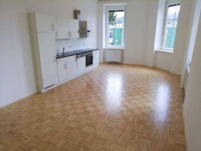 Gösting: 3 ZIMMER-Wohnung + neuwertige Einbauküche + Bad mit Wanne + extra WC + Lift + TG-Platz!
