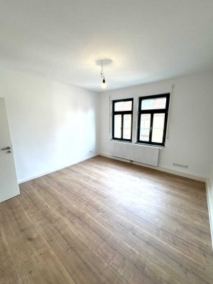 Kernsanierte 2 Zimmer Wohnung mit EBK und Balkon. WG geeignet
