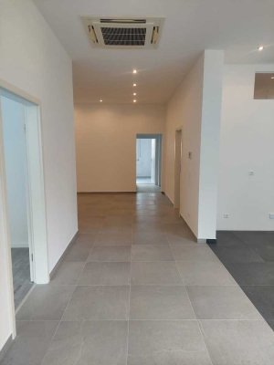 ERSTBEZUG NACH UMBAU UND SANIERUNG! GROSSZÜGIGE 4-ZIMMER-EG-WOHNUNG MIT GÄSTE-WC