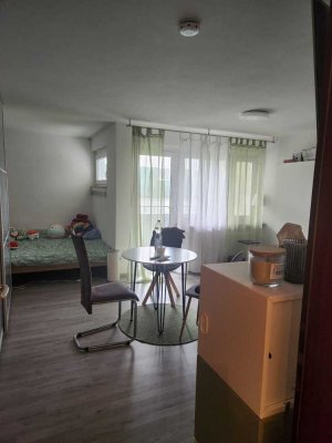 Kapitalanleger oder Eigennutzung, Geschmackvolle 1,5-Raum-Wohnung mit Balkon und EBK in Reutlingen