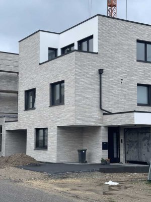 Erstbezug mit drei Terrassen: Attraktive 5-Raum-Wohnung mit gehobener Innenausstattung in Baesweiler