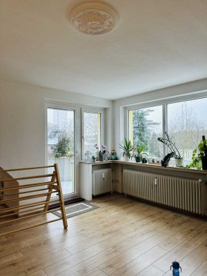 Modernisierte Wohnung mit drei Zimmern sowie Balkon, EBK und Garage in schönen Bremen-Seehausen