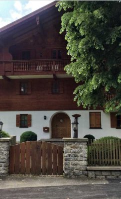 Geschmackvolle und geräumige Wohnung mit drei Zimmern und Terrasse