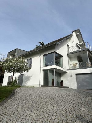 Modernes Einfamilienhaus mit Garten, Garage und Carport in Bensheim-Auerbach
