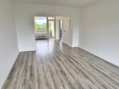 *** GRÜNER Waldblick - FRISCH renoviert - 2 x BALKON + Laminat * GROSSES WZ * Tiefgarage ***